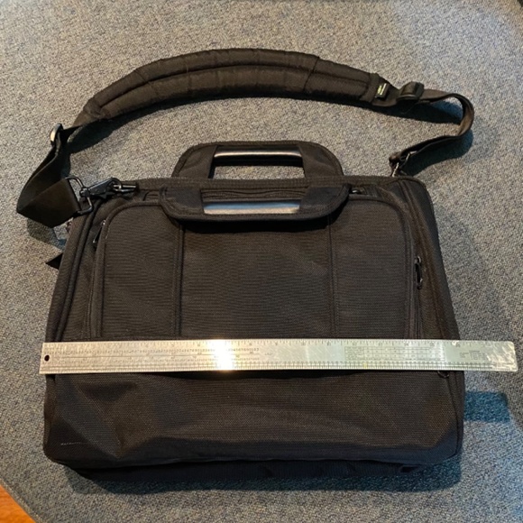 Brenthaven 16” x 13 1/2” Computer Bag Lightweight  Black Like New, Luggage strap - Picture 12 of 14